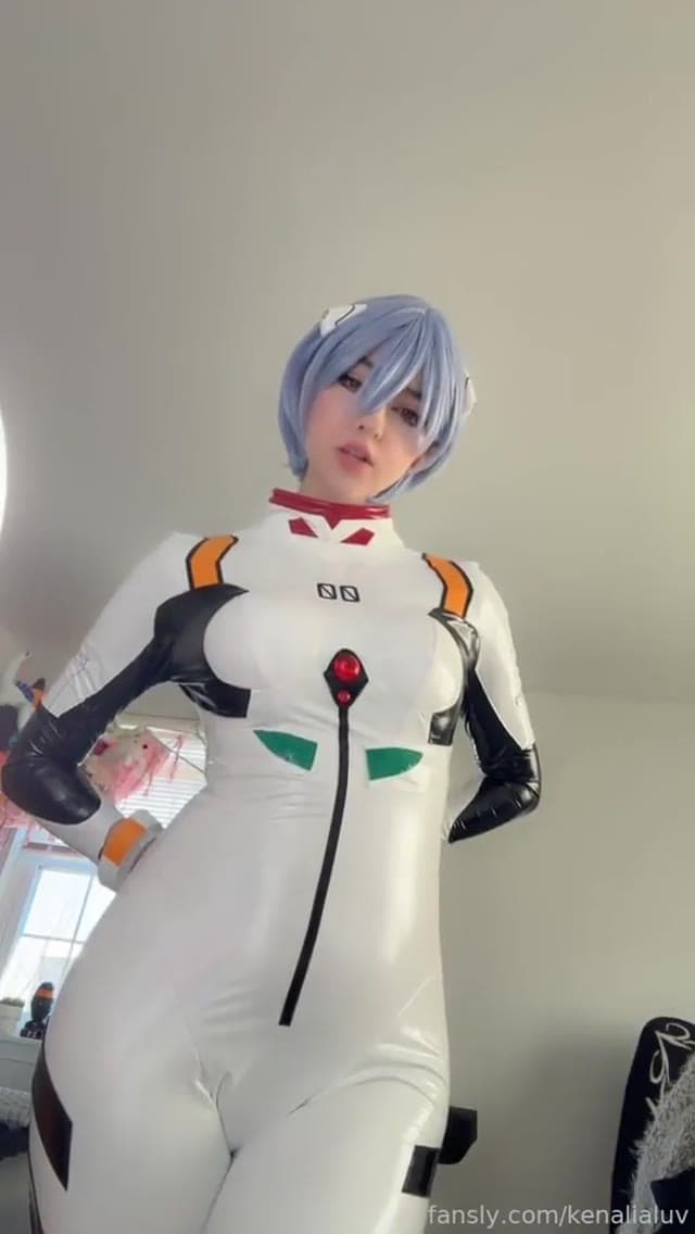 Anime cosplayer vibrates and fingers her pussy