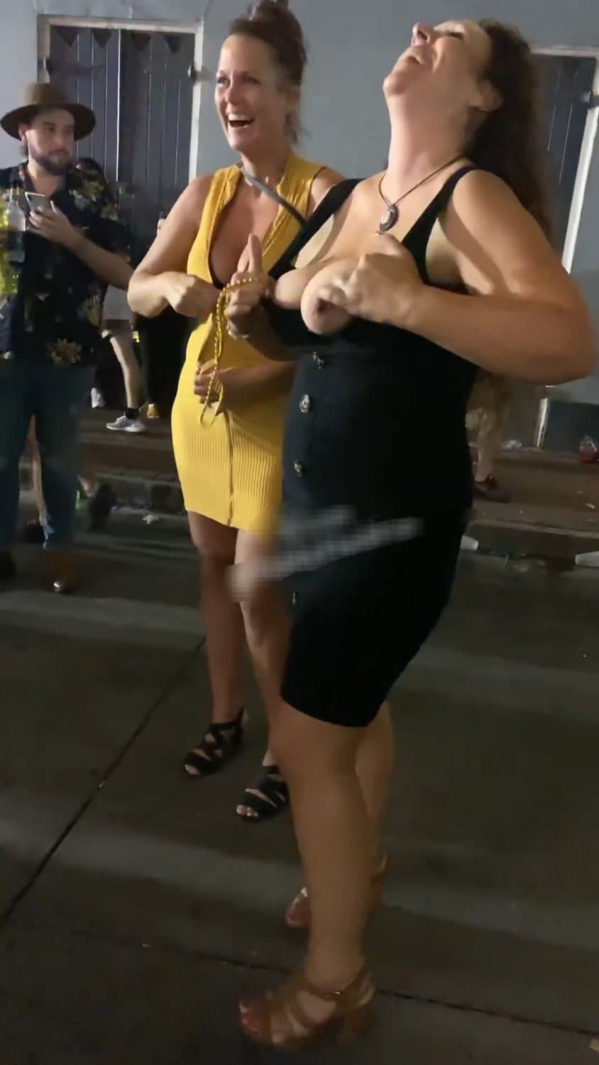 Tall Thick Gorgeous Milf.. Married Wife loves having fun flash Big🍒🍑 during Mardi Gras..