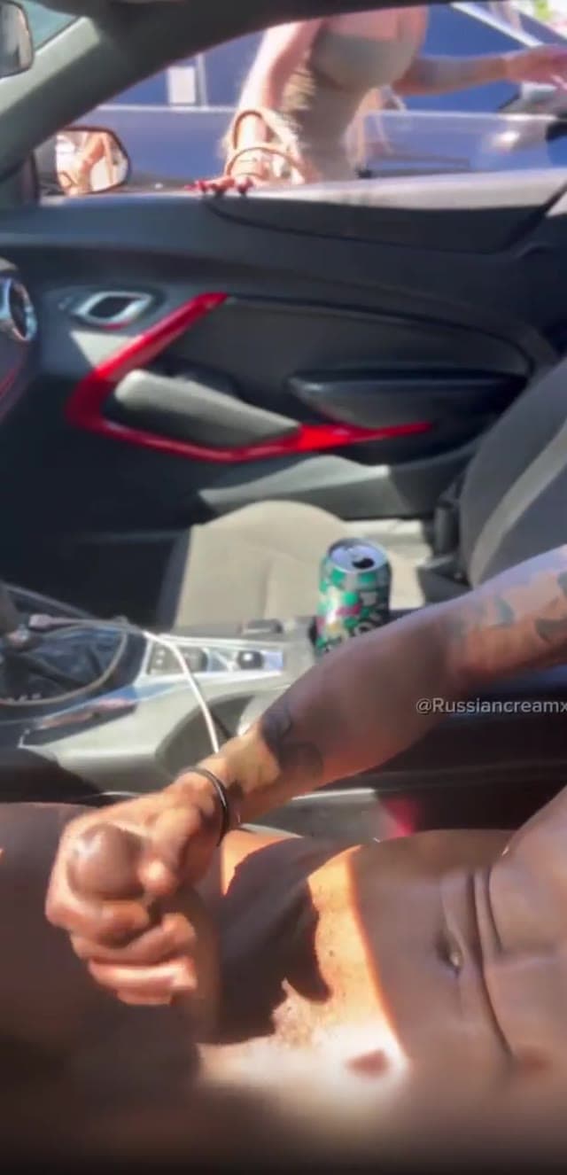 Public flash turns to a handjob from Ebony