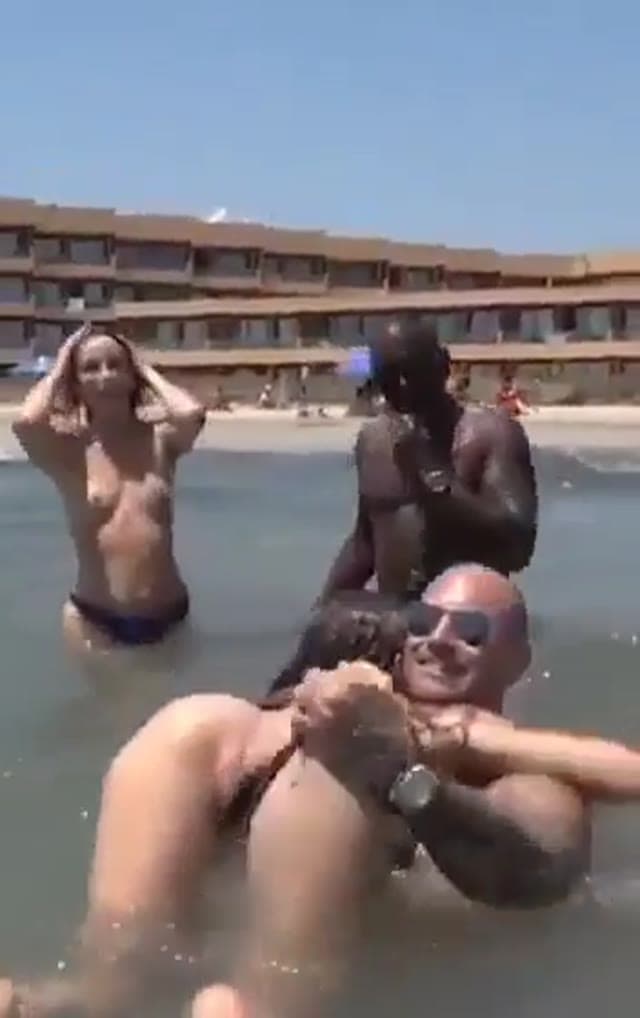 Flashing His Girlfriend’s Pussy to other Men in Public