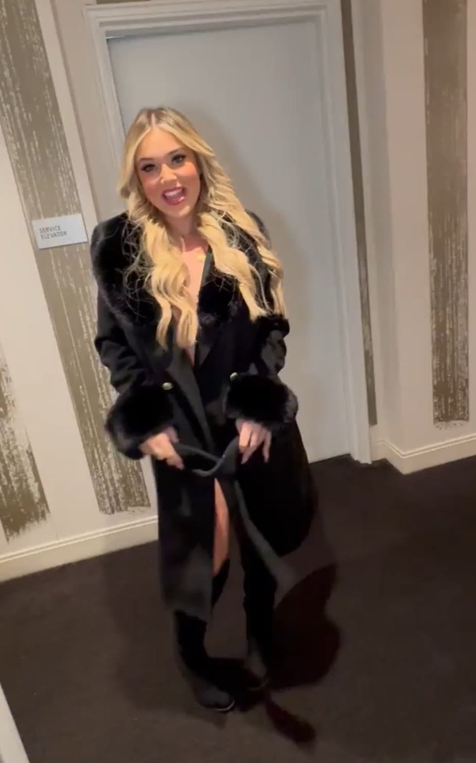Loira gostosa de olhos verdes é fodida pela BBC em quarto de hotel