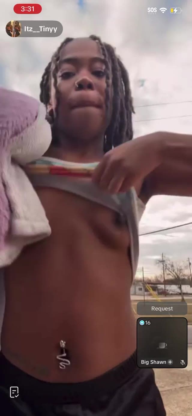 Jeune ado ébène exhibe ses seins et twerk avec un ami sur Tiktok