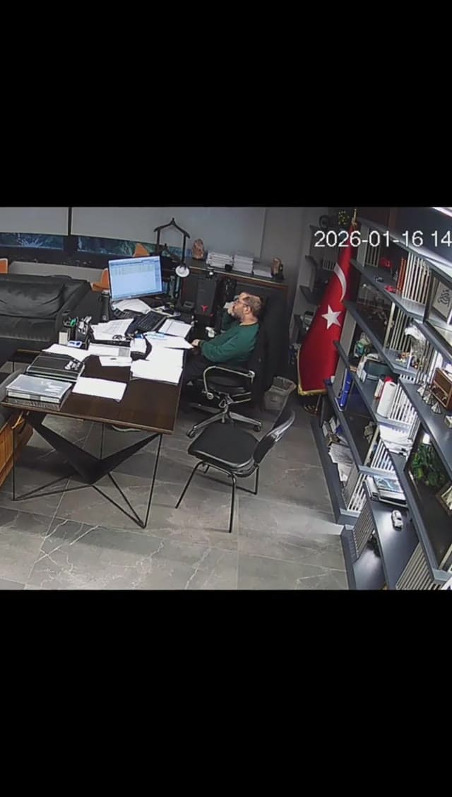 사장이 비서에게 자지를 노출하고 사정할 때까지 핸드잡을 시키는