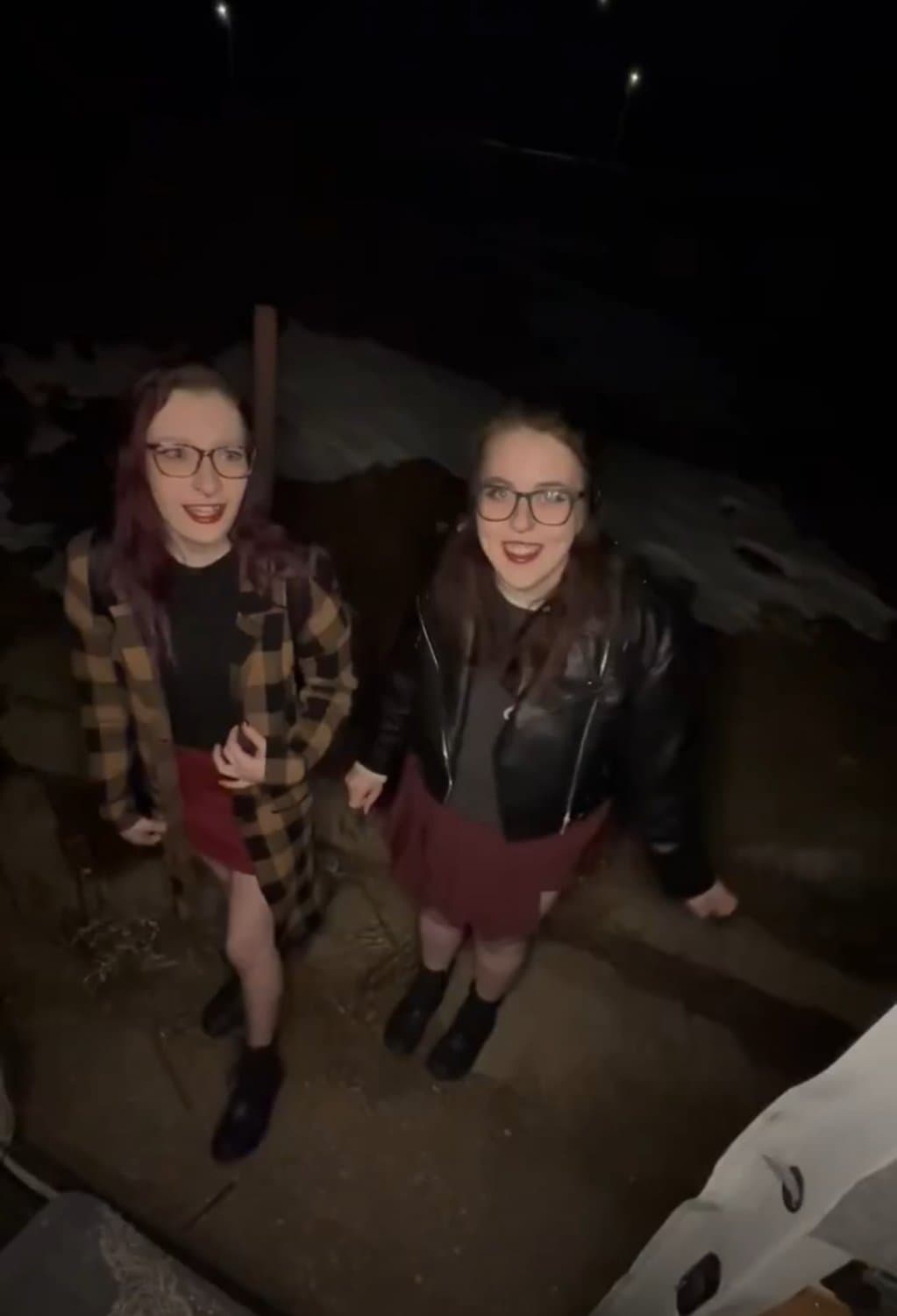 Deux salopes lesbiennes essaient ensemble une grosse bite blanche d'un inconnu, lui font promettre de se retirer et il jouit quand même en elle